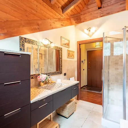 La Casa Di Camus - Happy